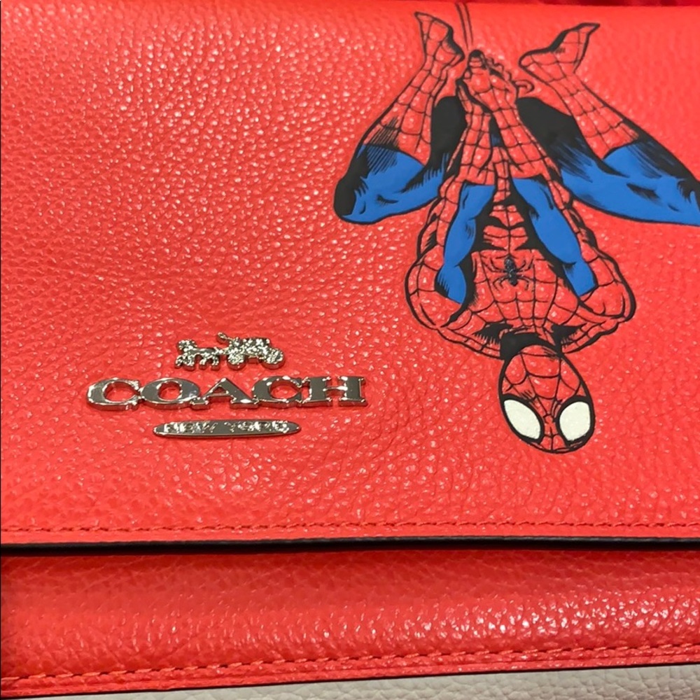 New Coach Marvel Jes Messenger with Spider-Man - Picture 4 of 16